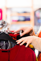 Frau beim Shopping im Laden