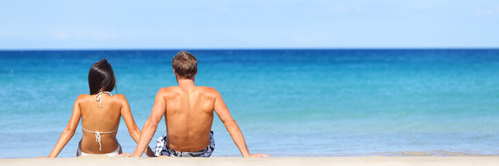 Fototapeta premium Beach travel banner - romantic couple relaxing