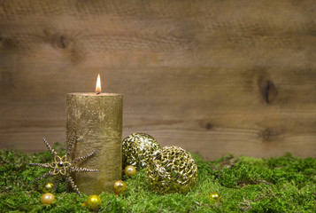 Rustikaler Holz Hintergrund mit einer brennenden Kerze