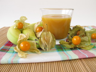 Smoothie mit Banane und Physalis