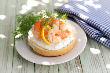 Brötchen mit Garnelen