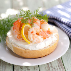 Brötchen mit Garnelen