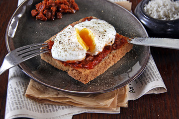 pochiertes ei auf toast mit tomatenpesto