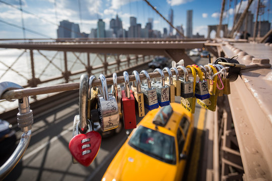 Liebesschl&ouml;sser an der Brooklyn Bridge in New York