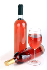 Bottiglie di vino rosè con calice