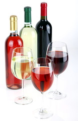 Bottiglie di vino con calici