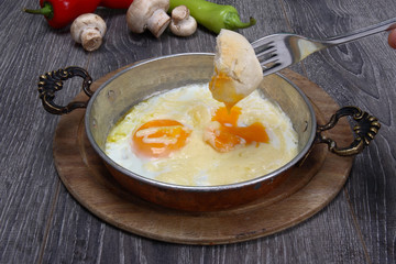 sahanda kaşarlı yumurta