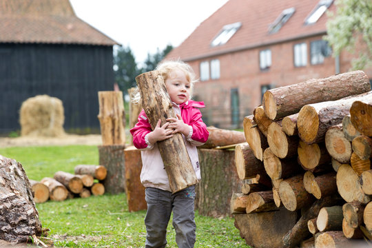 Holz stapeln auf dem Bauernhof