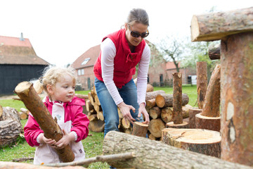 Holz stapeln auf dem Bauernhof