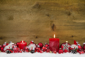 Weihnachtlicher Hintergrund mit Holz in Rot und Weiß