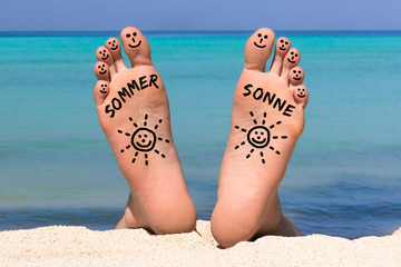 bemalte Füße am Strand - Sommer Sonne