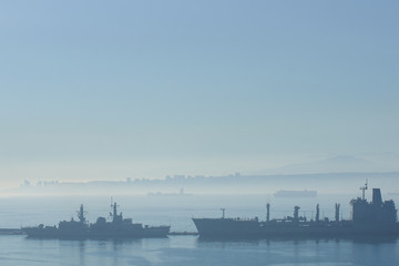 Fototapeta premium Ships in the early morning mist at Valparaiso