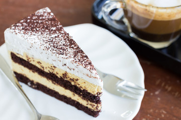 Butter and caramel cake with chocolate chips topping