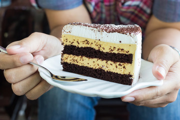 Butter and caramel cake with chocolate chips topping