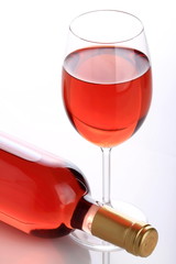 Bottiglia di vino rosè con calice