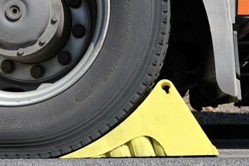 LKW Reifen mit Bremskeil