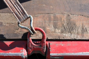 Öse mit Spanngurt an der Ladefläche eines LKW