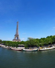 Fototapeta na wymiar Wieża Eiffla w Paryżu, Francja