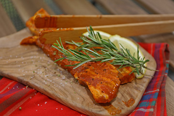 Rohes Grillfleisch mit Rosmarin