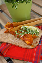 rohes Grillfleisch mit Rosmarin