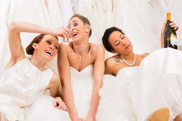 Bräute trinken zu viel Sekt im Brautmodengeschäft