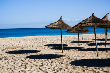 słomiane parasolki na przepięknej plaży, relaks 