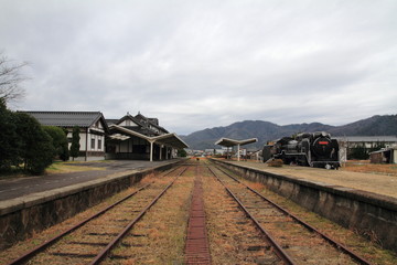 Fototapeta na wymiar 旧大社駅のプラットフォームと蒸気機関車