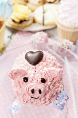 Kids party: cute pink piglet cake