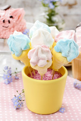 Kids party: marshmallow cake pops in yellow bucket