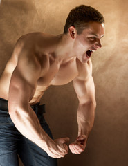 Obraz premium Portrait of a naked muscular man, isolated on beige background