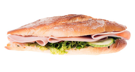 belegtes Brötchen belegt mit Wurst und Gurke isoliert