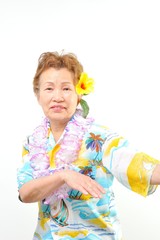 ハワイのアロハシャツを着たシニアの女性
