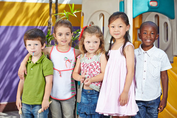 Kinder in multikultureller Gruppe im Kindergarten
