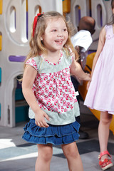 Tanzendes Mädchen im Kindergarten