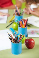 Viele Buntstifte auf Tisch im Kindergarten