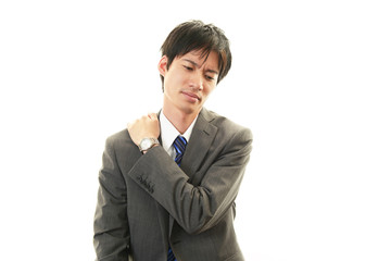 肩痛を訴えるビジネスマン