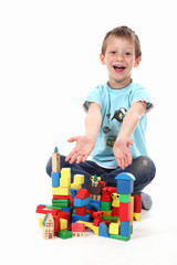 Kind zeigt seine Baukl&ouml;tzer