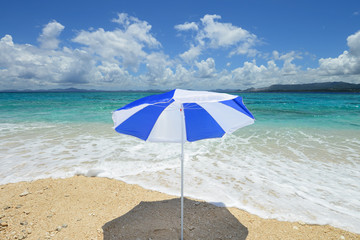 南国沖縄の美しい珊瑚の海と夏空