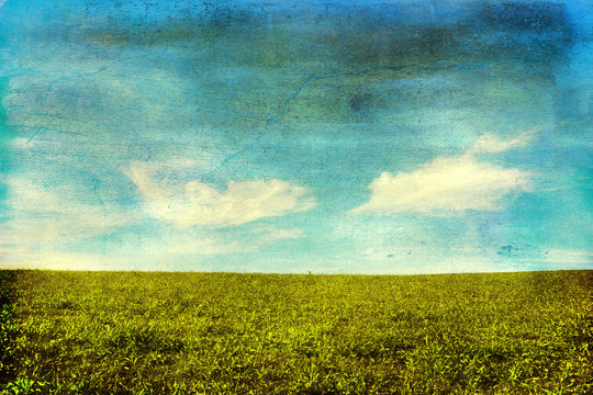 Vecchia illustrazione con prato verde e cielo con nuvole