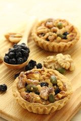 胡桃とドライフルーツのタルト