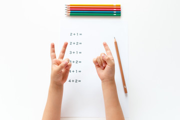 足し算をする子供の手
