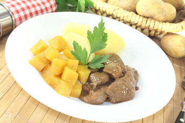 Wildgulasch mit Steckrüben und Petersilie