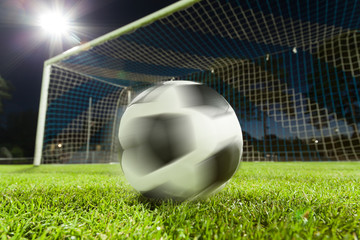 fußball rollt in tor © sp4764