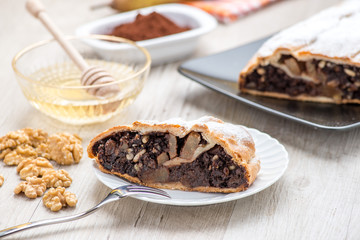 Fetta di strudel alle pere e cioccolato