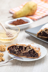 Fetta di strudel alle pere e cioccolato
