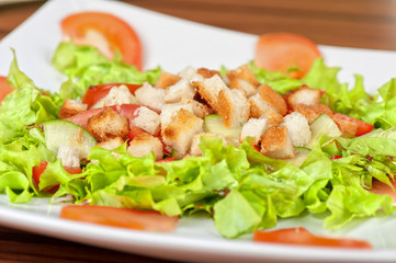 Vegetable salad with crackers