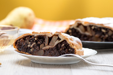 Fetta di strudel alle pere e cioccolato