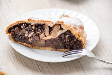 Fetta di strudel alle pere e cioccolato