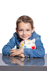Kind umarmt sein Sparschwein