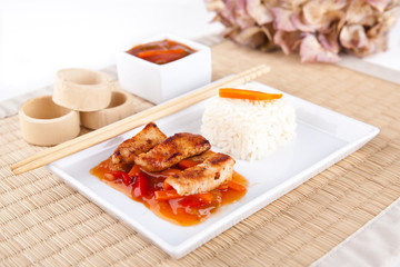 Gebratenes Fleisch süß sauer mit Reis